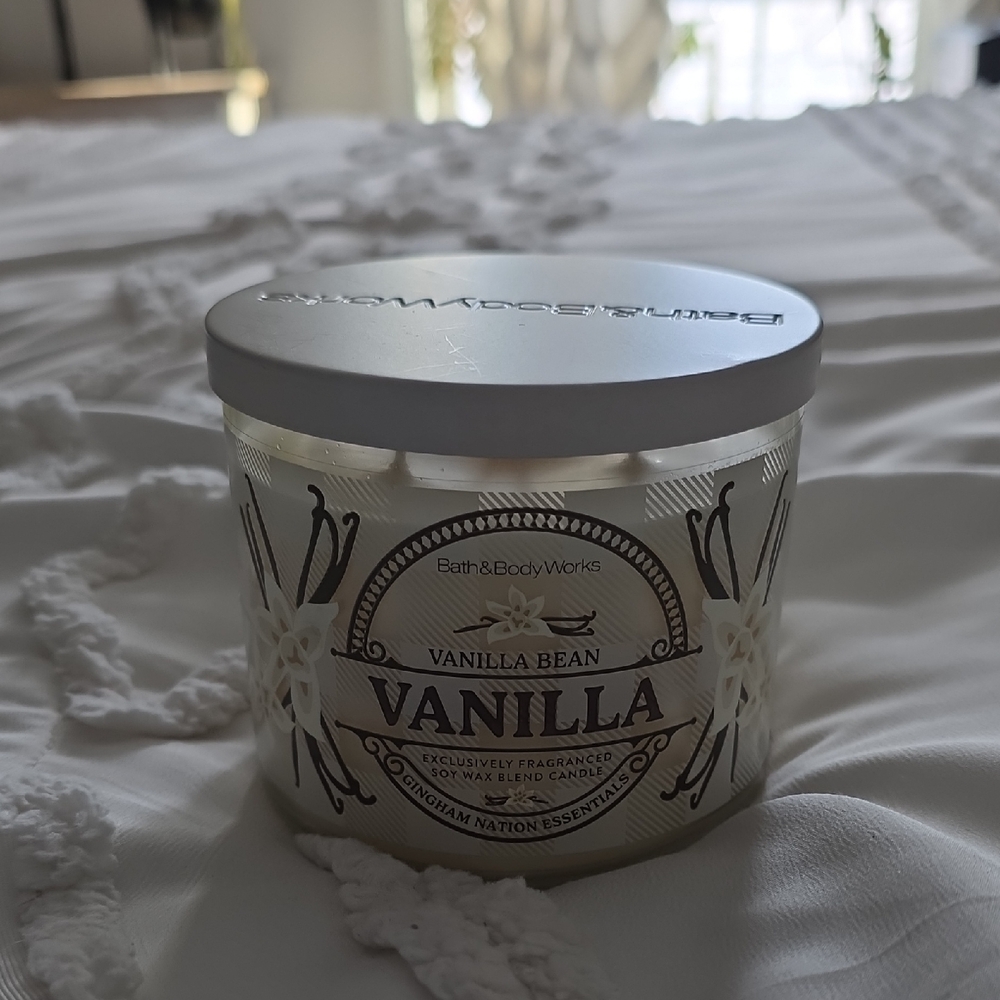 Bath & Body Works Vanilla Bean Candle with Silver Lid
